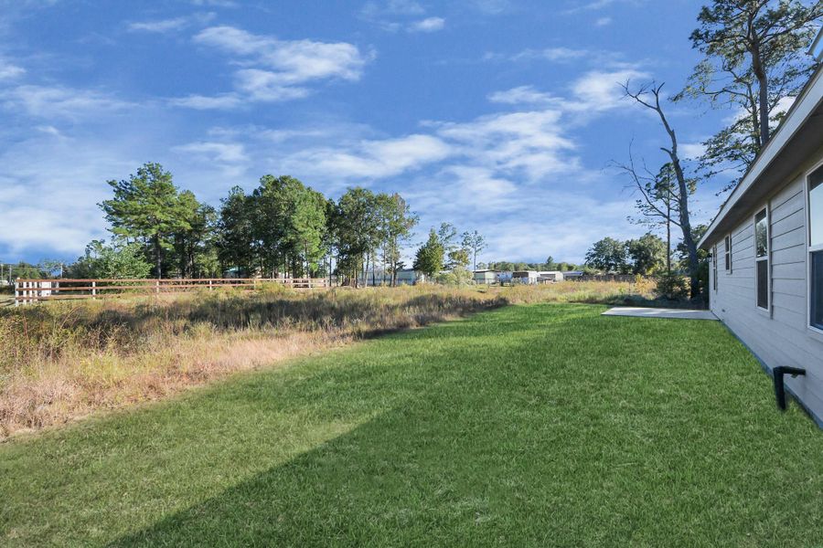 Exterior details and patio area of a home in Santa Fe, Cleveland (Image 24).