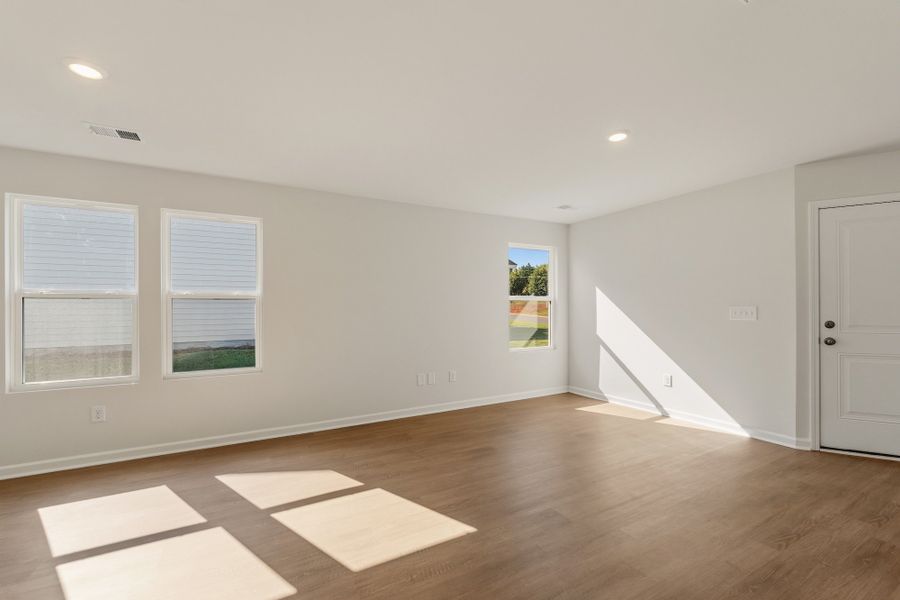 Spacious, unfurnished interior of a new home in Evergreen, Spartanburg (Image 9).