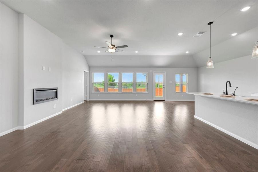 Spacious, unfurnished interior of a new home in Sanderos, Fort Worth (Image 32).