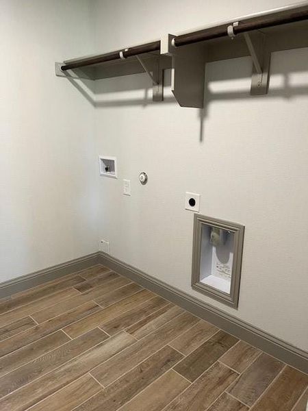 Spacious, unfurnished interior of a new home in , Athens (Image 24).