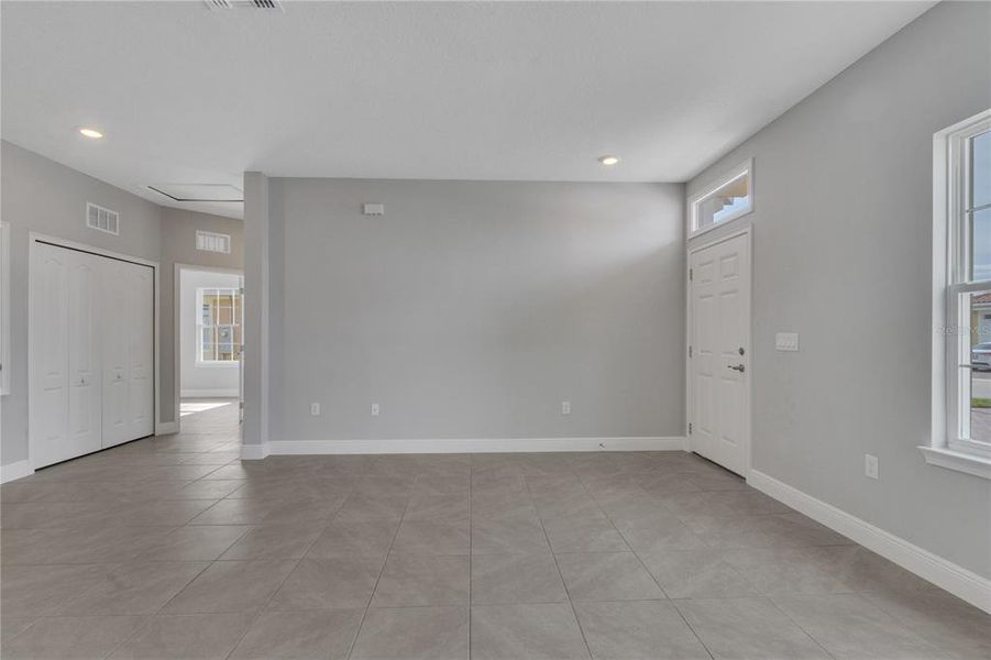 Spacious, unfurnished interior of a new home in , Kissimmee (Image 8).