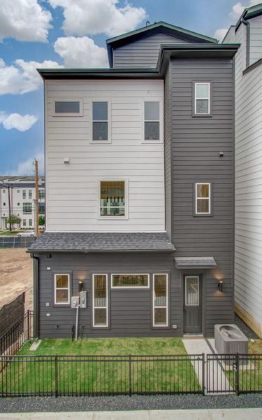 Private yard with your 4 legged family members Private yard with your 4 legged family members