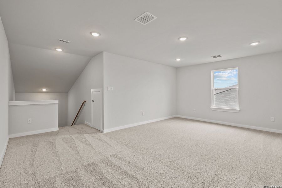 Spacious, unfurnished interior of a new home in Cinco Lakes, San Antonio (Image 17).