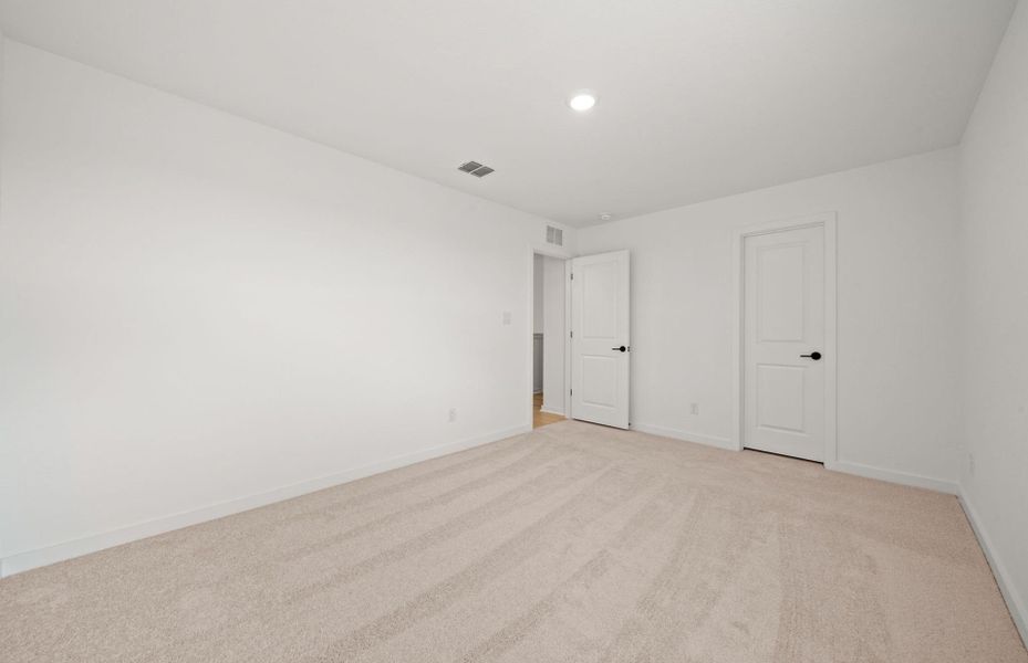 Spacious, unfurnished interior of a new home in Sunfield, Buda (Image 15).