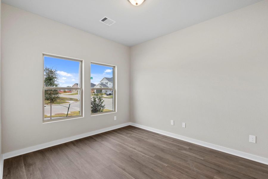 Spacious, unfurnished interior of a new home in Laurel Landing 40', Alvin (Image 19).
