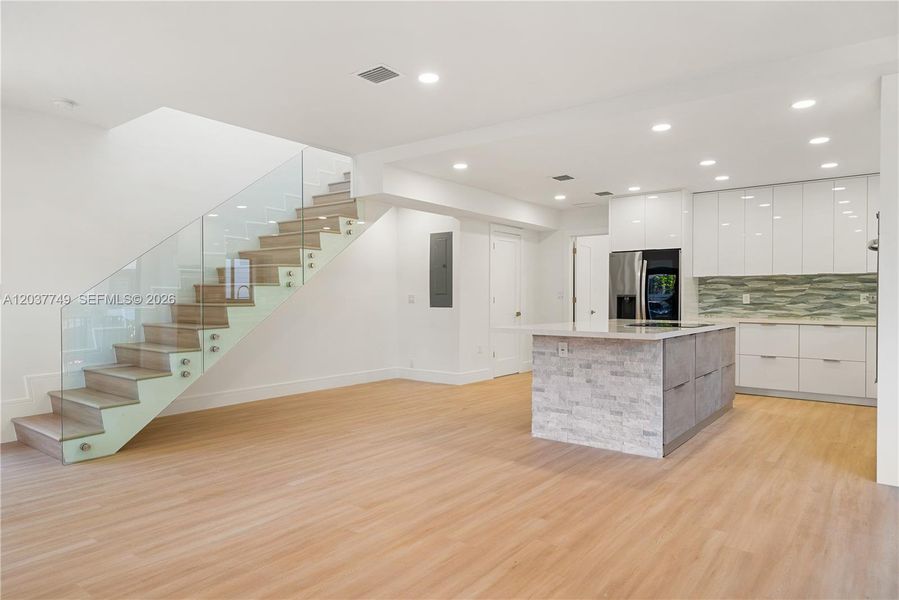 Spacious, unfurnished interior of a new home in , Key Largo (Image 15).