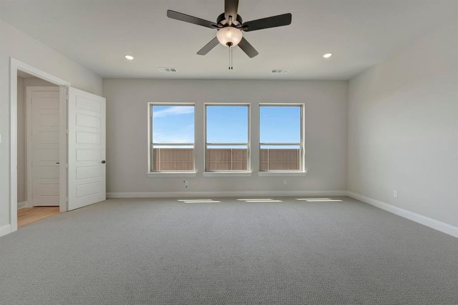 Unfurnished room featuring a ceiling fan, light carpet, and recessed lighting