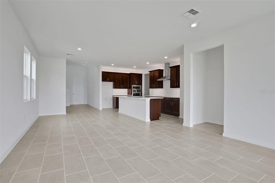 Spacious, unfurnished interior of a new home in Turnleaf, Punta Gorda (Image 12).
