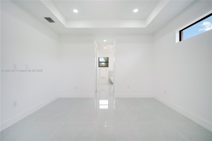 Spacious, unfurnished interior of a new home in , Port Charlotte (Image 28).