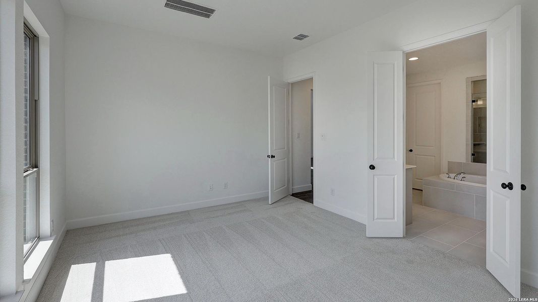 Spacious, unfurnished interior of a new home in Arcadia Ridge, San Antonio (Image 16).