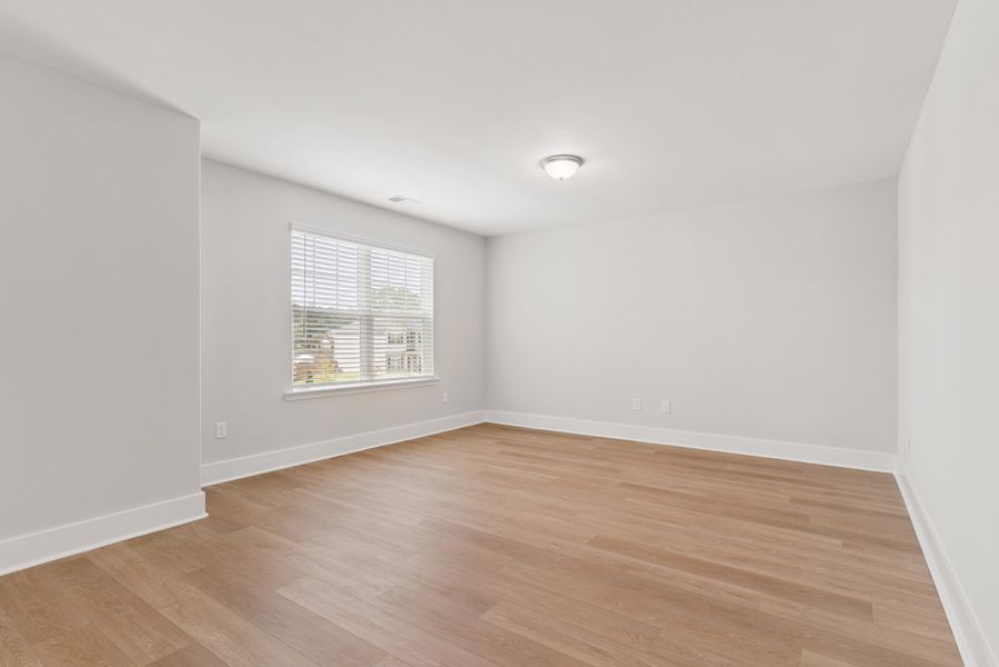 Spacious, unfurnished interior of a new home in NorthShore on the St. Marys River, Kingsland (Image 41).