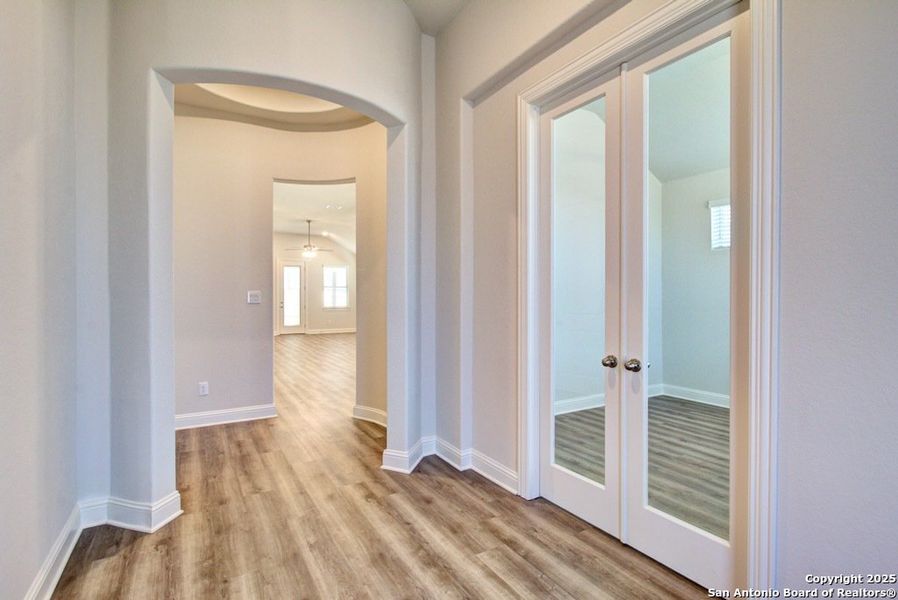 Spacious, unfurnished interior of a new home in Veramendi, New Braunfels (Image 8).