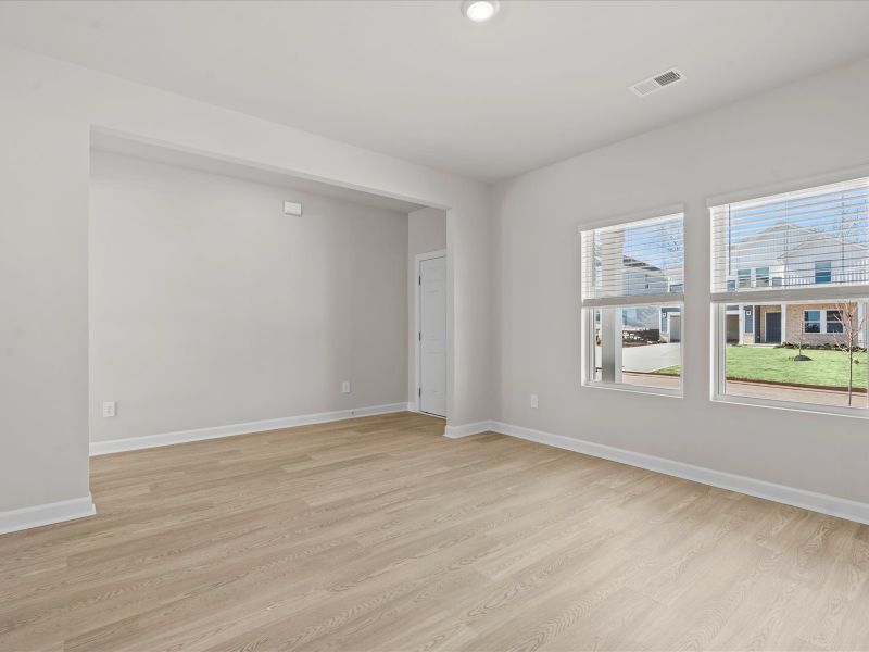 Spacious, unfurnished interior of a new home in Brayfield Manor - Signature Collection, Wellford (Image 9).