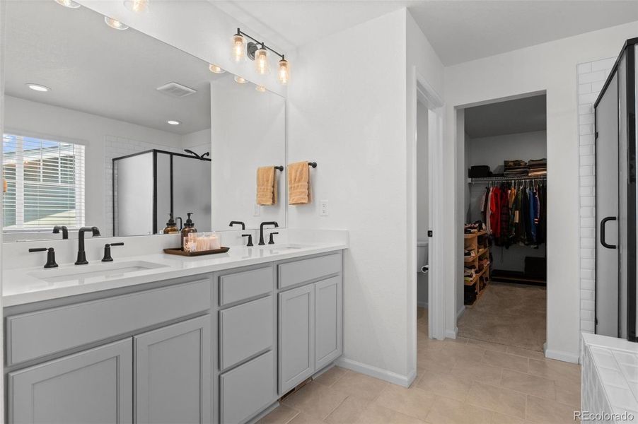 Furnished interior view inside a new home in , Aurora (Image 34).