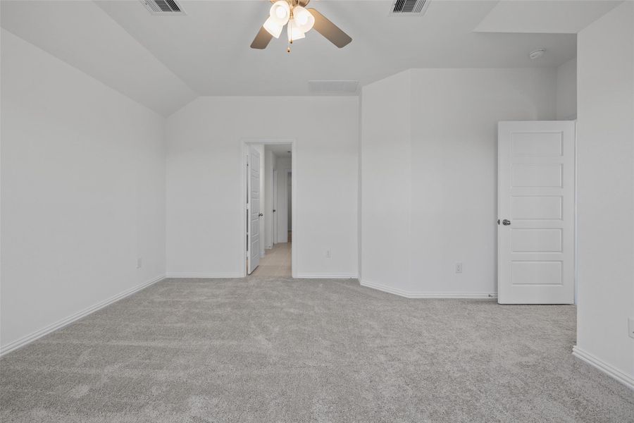 Spacious, unfurnished interior of a new home in Oakwood Estates, Waller (Image 29).
