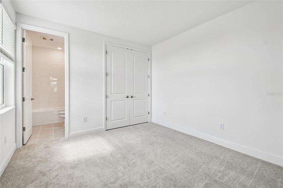 Spacious, unfurnished interior of a new home in Hawkstone, Sarasota (Image 22).