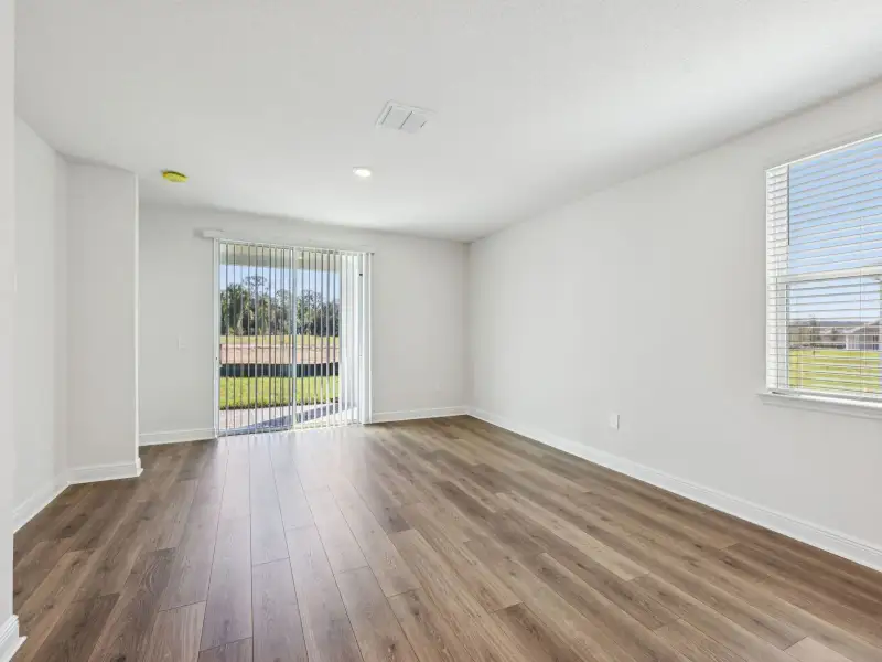Spacious, unfurnished interior of a new home in Villamar - Classic Series, Winter Haven (Image 9).