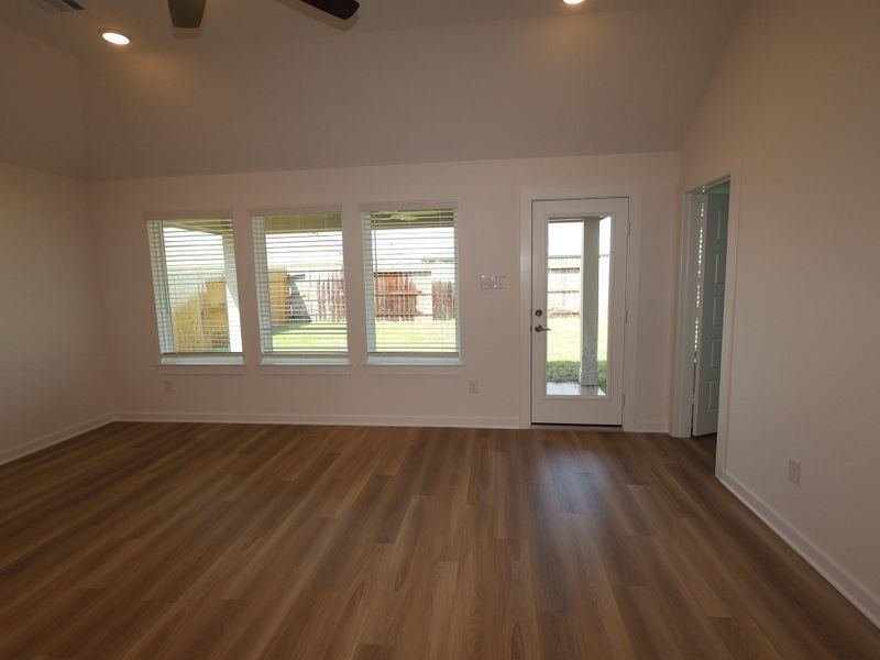 Spacious, unfurnished interior of a new home in Miller's Pond, Rosenberg (Image 23).