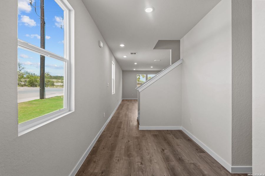 Spacious, unfurnished interior of a new home in Spring Creek, San Antonio (Image 25).