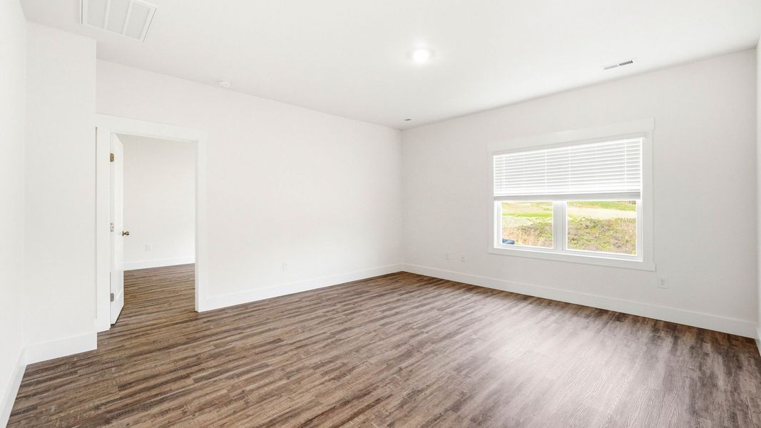 Spacious, unfurnished interior of a new home in Saint Andrews Garth, Kingsport (Image 17).