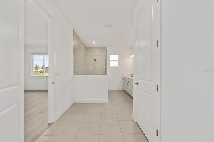 Spacious, unfurnished interior of a new home in , Ocala (Image 35).