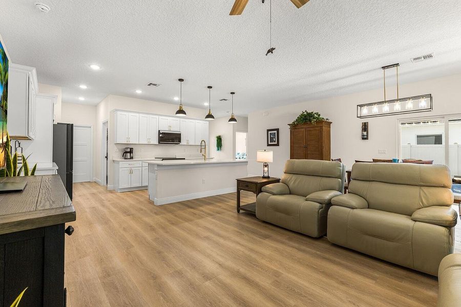 9225-103rd-Ct-HigMedia-024-1280