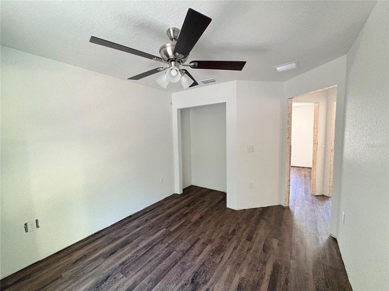 Spacious, unfurnished interior of a new home in , Ocala (Image 5).