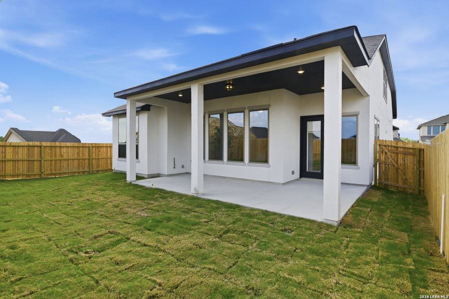 Exterior details and patio area of a home in Haby Hill 50s, San Antonio (Image 3).