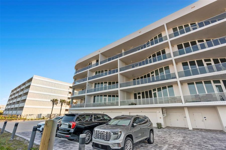 Condo located in Cocoa Beach, FL showcasing its design and architecture (Image 3).