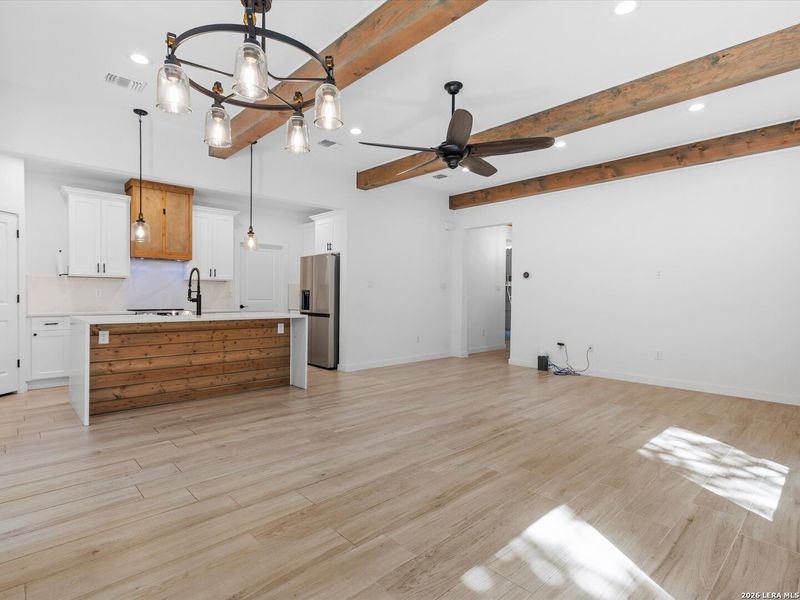 Spacious, unfurnished interior of a new home in , Canyon Lake (Image 24).