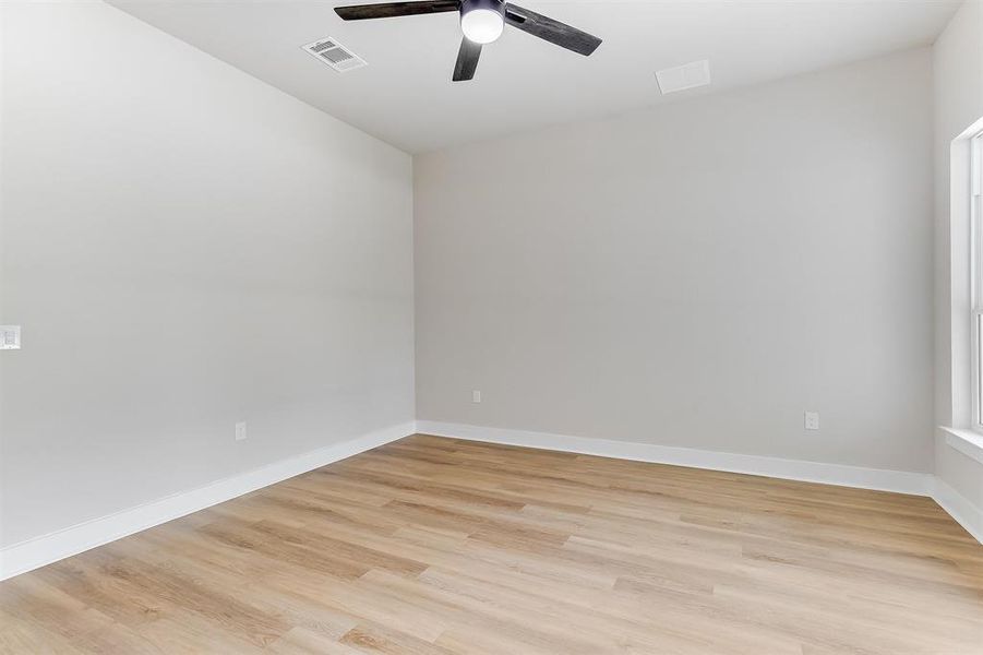 Spacious, unfurnished interior of a new home in , Marble Falls (Image 12).