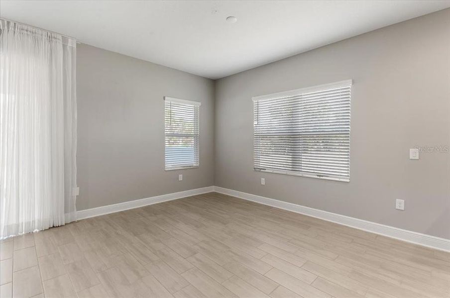 Spacious, unfurnished interior of a new home in , Sarasota (Image 42).
