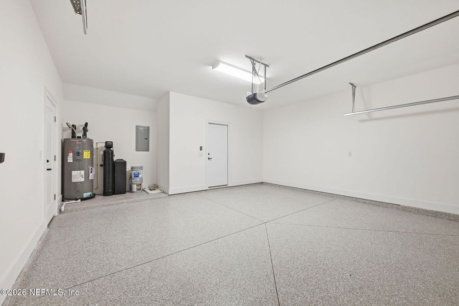 Spacious, unfurnished interior of a new home in , Jacksonville Beach (Image 25).