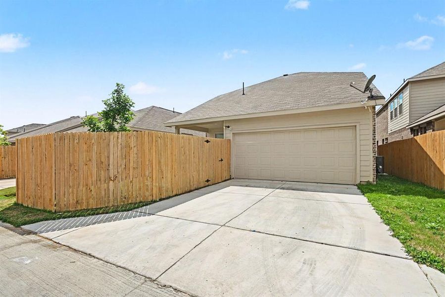Exterior details and patio area of a home in Northpointe, Fort Worth (Image 17).
