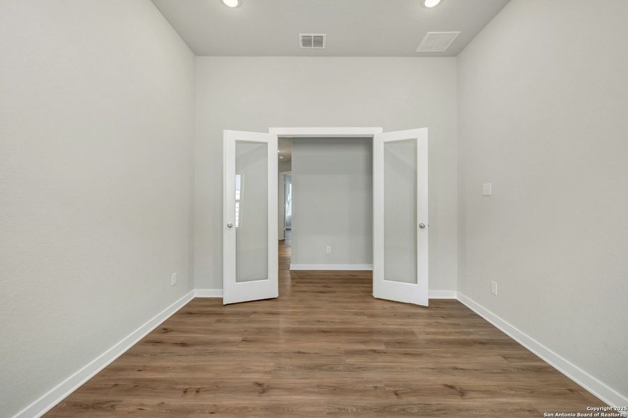 Spacious, unfurnished interior of a new home in Winding Brook, San Antonio (Image 28).
