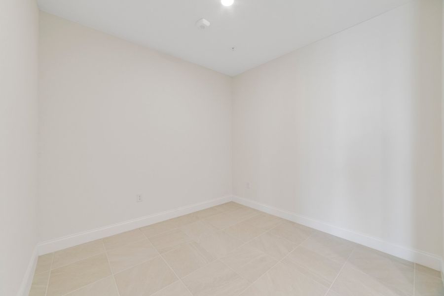 Spacious, unfurnished interior of a new home in Gatherings® of Lake Nona, Orlando (Image 21).