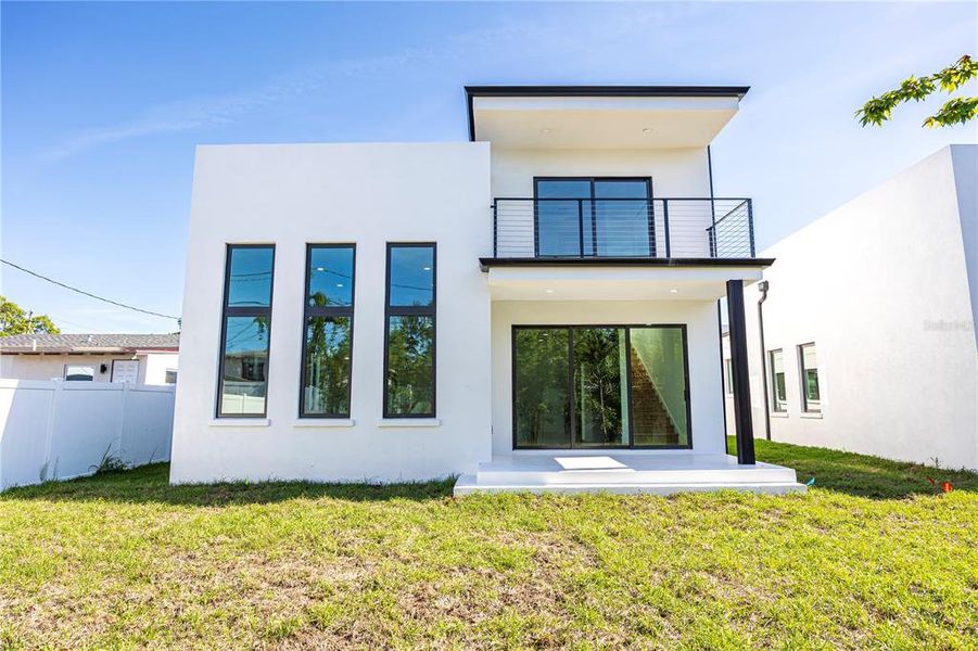 Exterior details and patio area of a home in , St. Petersburg (Image 33).