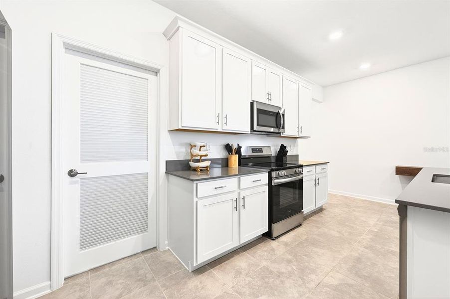 Furnished interior view inside a new home in Tohoqua, Kissimmee (Image 9).