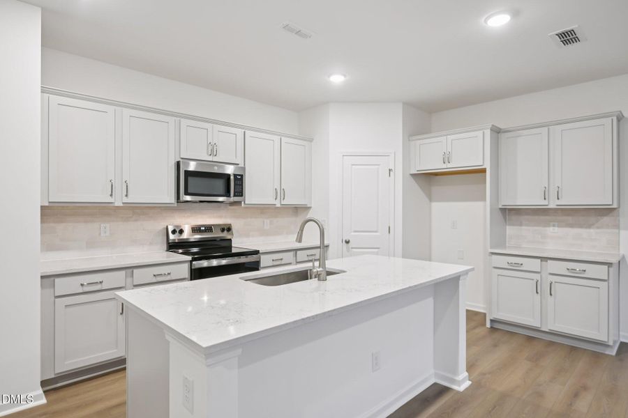 15-web-or-mls-Salers Loop-S1703-015 15-web-or-mls-Salers Loop-S1703-015