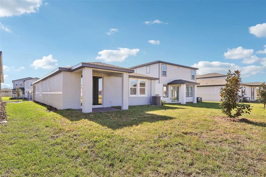 Exterior details and patio area of a home in , Lake Alfred (Image 3).