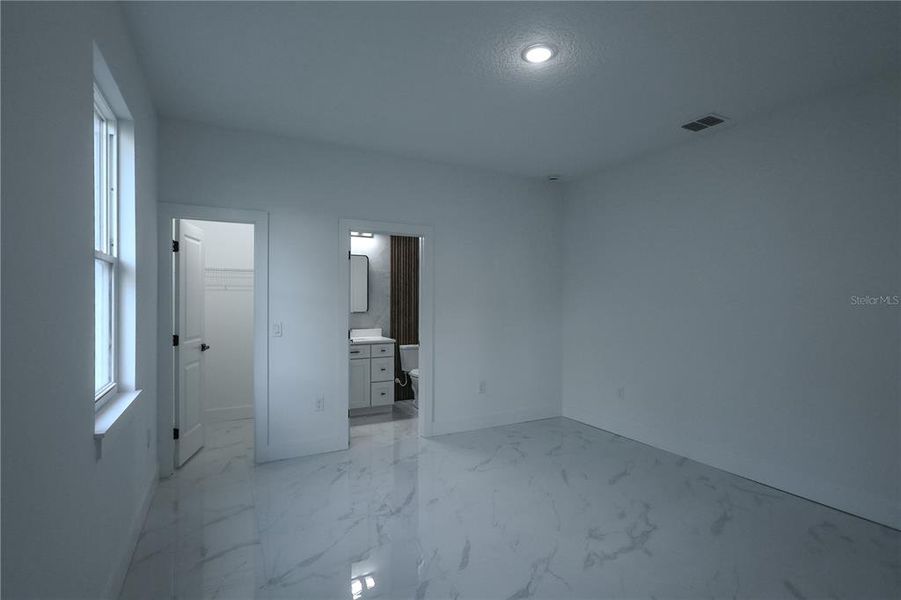 Spacious, unfurnished interior of a new home in , Deltona (Image 27).