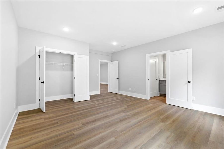 Spacious, unfurnished interior of a new home in , Brookhaven (Image 36).