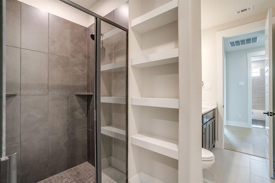 Furnished interior view inside a new home in Waterfall Ranch Estates, Waxahachie (Image 10).