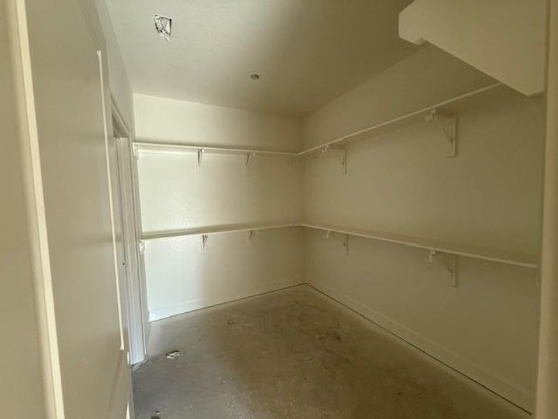 Spacious, unfurnished interior of a new home in , Angleton (Image 4).