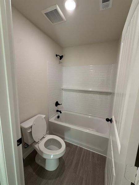 Full bathroom (downstairs)washtub / shower combination Full bathroom (downstairs)washtub / shower combination