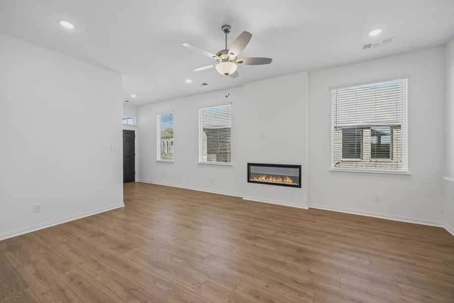 Spacious, unfurnished interior of a new home in Bel Air Village, Sherman (Image 17).