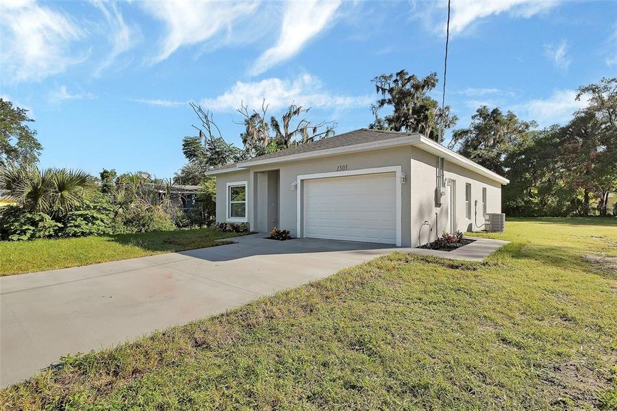 Exterior details and patio area of a home in , Deland (Image 4).