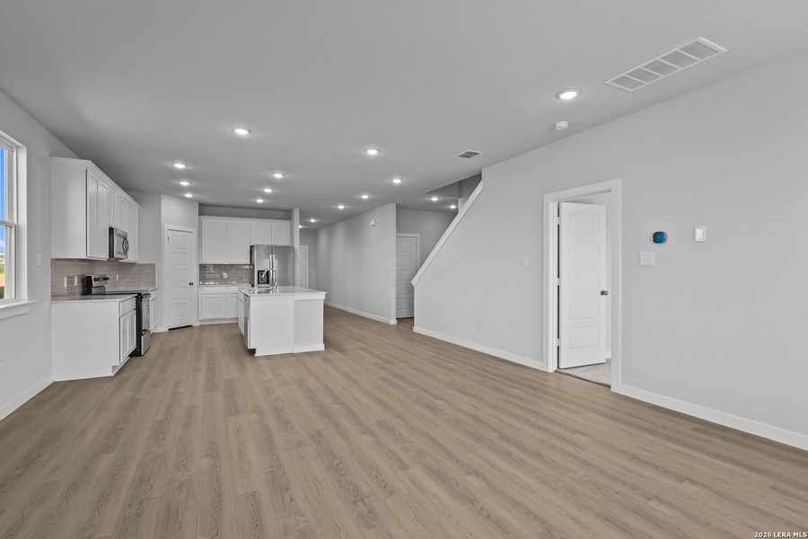 Spacious, unfurnished interior of a new home in Cinco Lakes, San Antonio (Image 26).