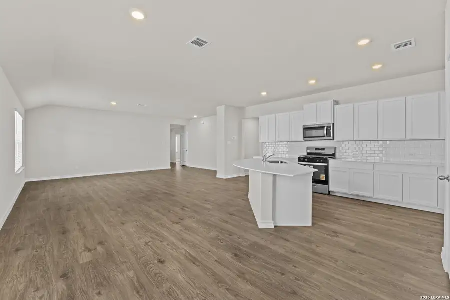 Spacious, unfurnished interior of a new home in Langdon, San Antonio (Image 15).