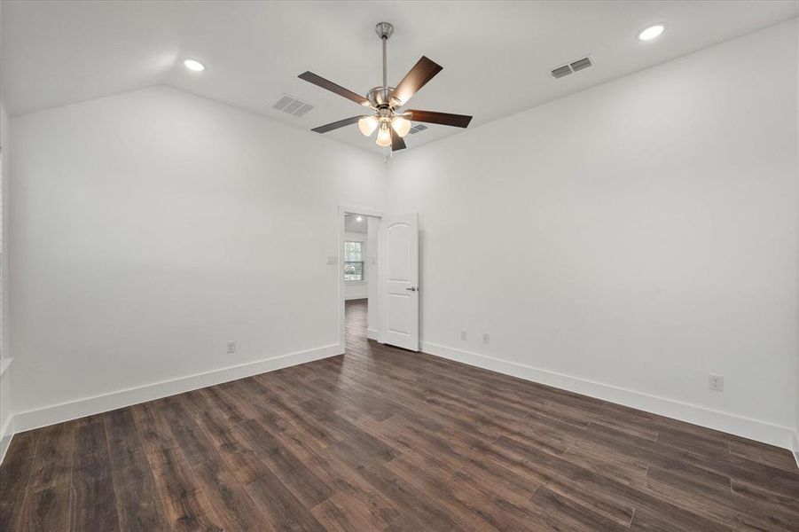Spacious, unfurnished interior of a new home in , Kerens (Image 19).